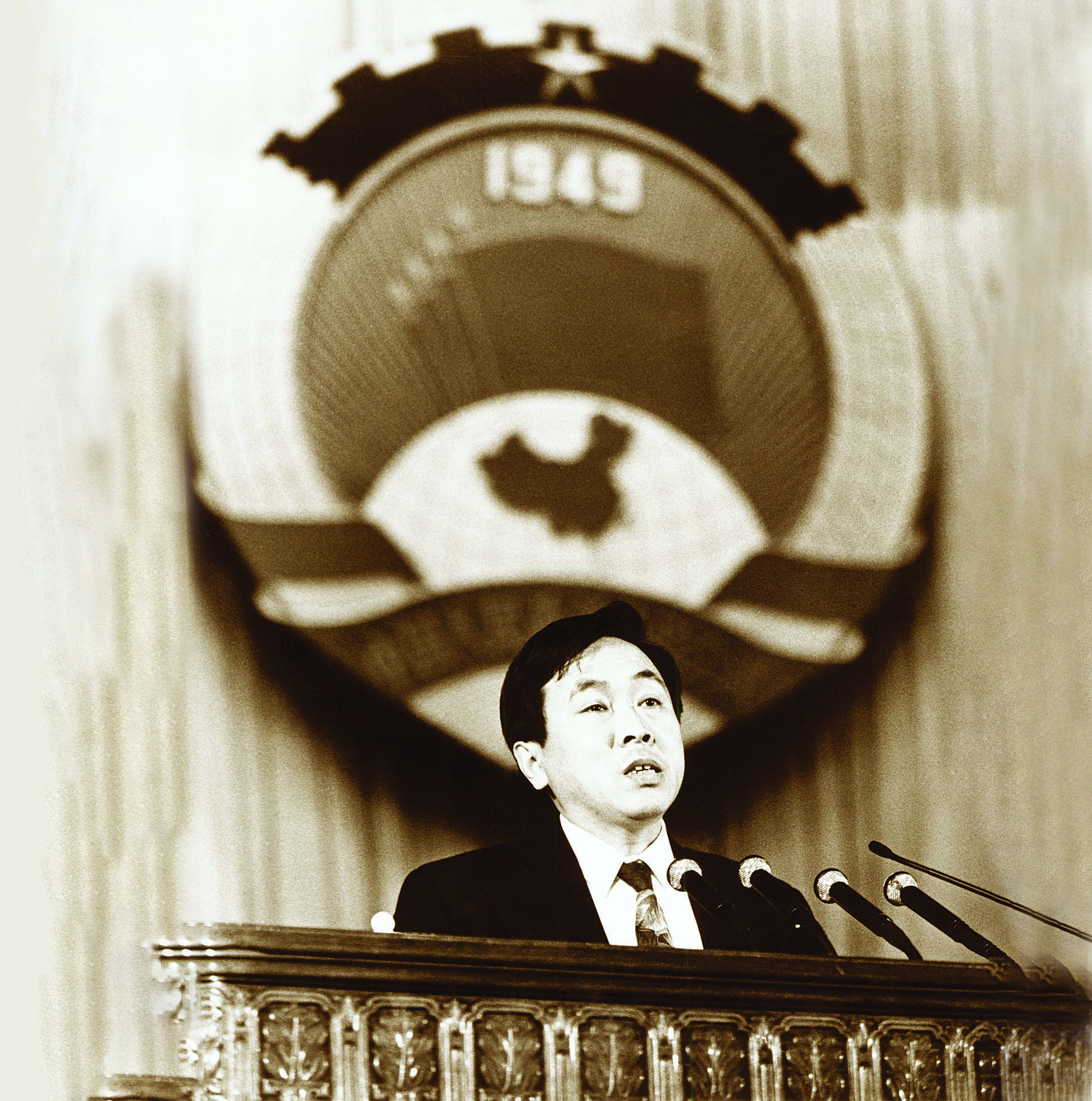 1995年3月,韓偉在全國政協(xié)八屆三次會議上做題為“讓光彩事業(yè)更加光彩”的大會發(fā)言。2.jpg 1995年3月,韓偉在全國政協(xié)八屆三次會議上做題為“讓光彩事業(yè)更加光彩”的大會發(fā)言。2.jpg