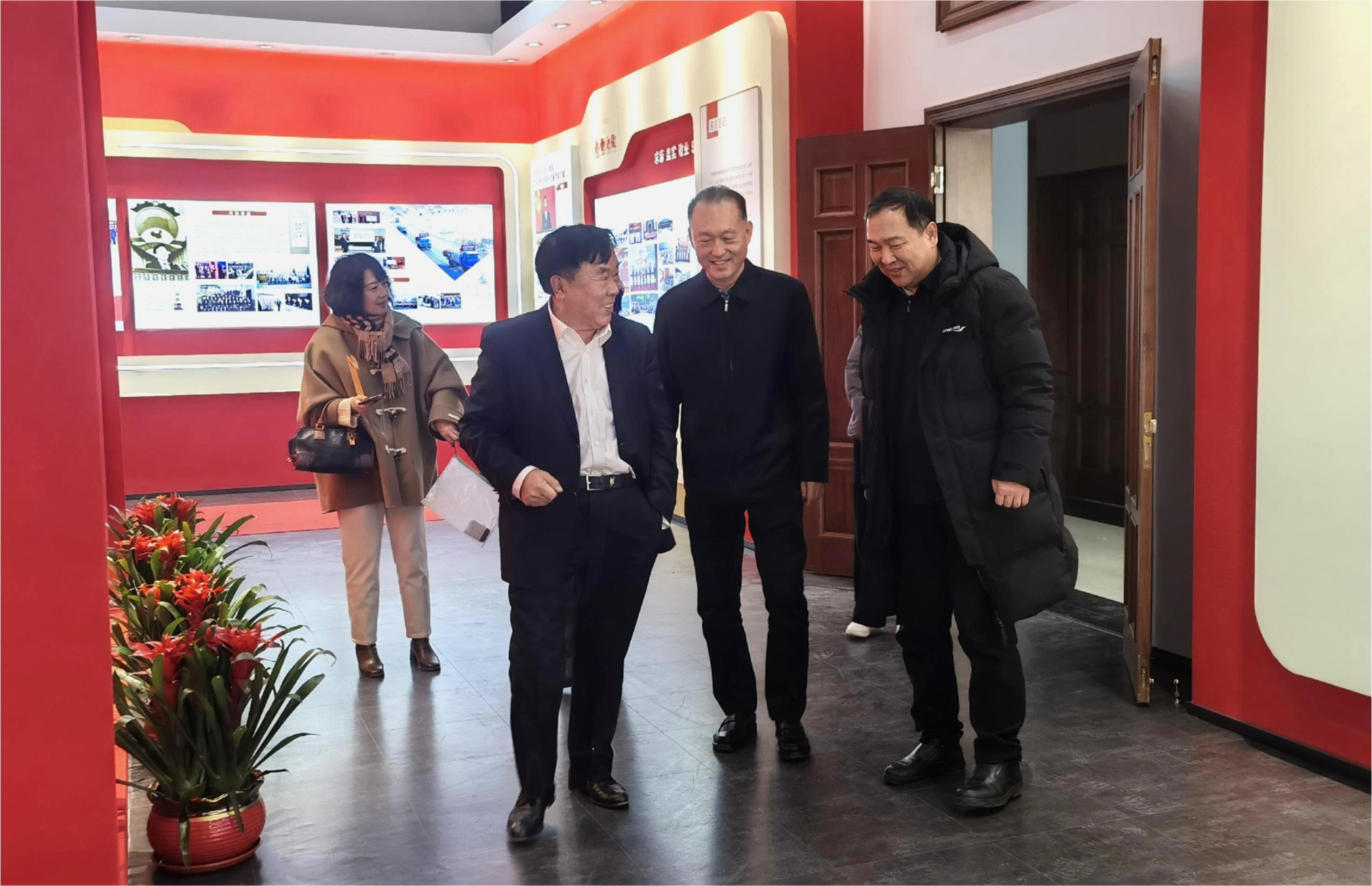 市政協(xié)副主席陳國貴走訪韓偉集團并轉(zhuǎn)交副省長郭彩云新春慰問信