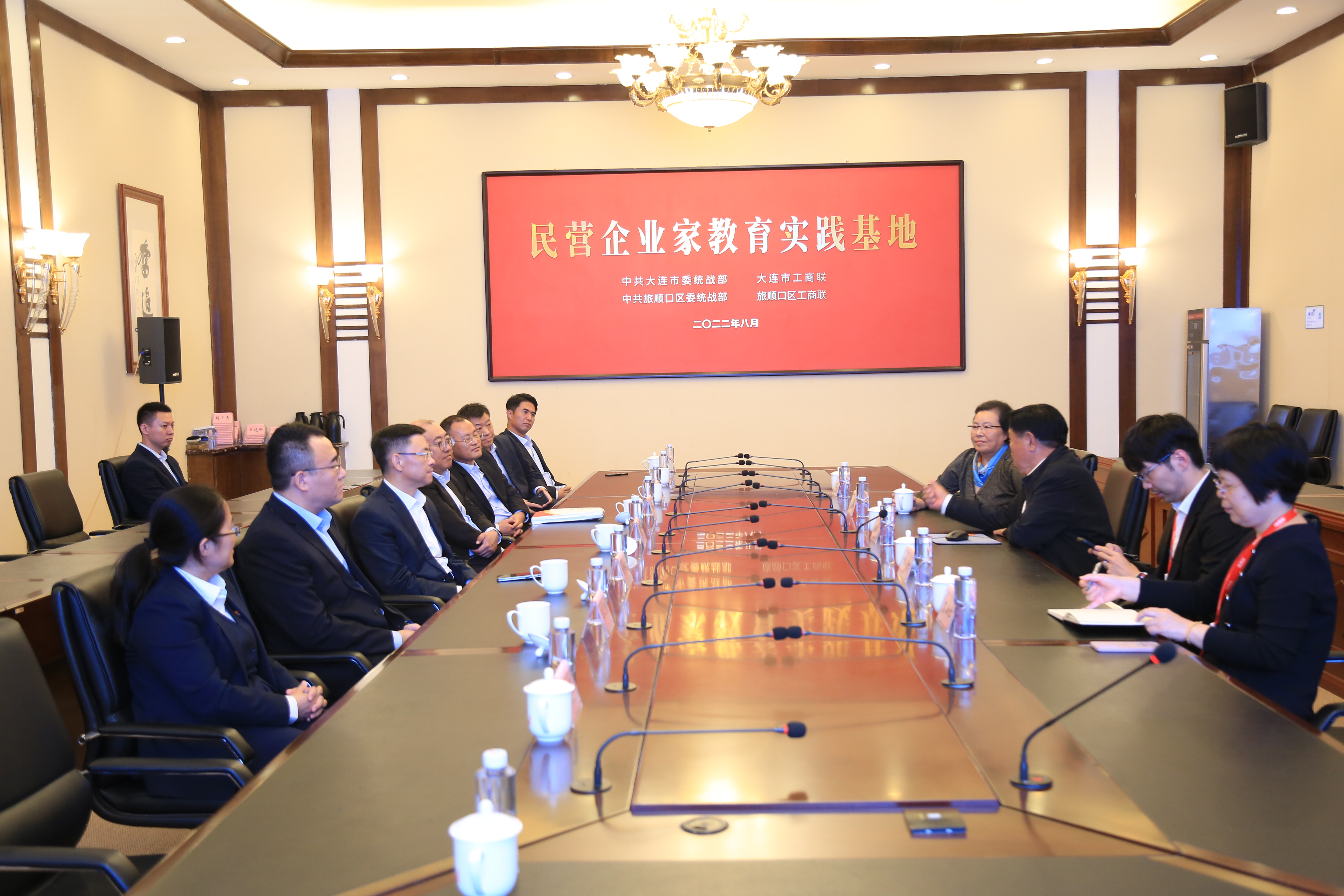 大連農(nóng)商銀行李秉章董事長一行調(diào)研韓偉集團(tuán)